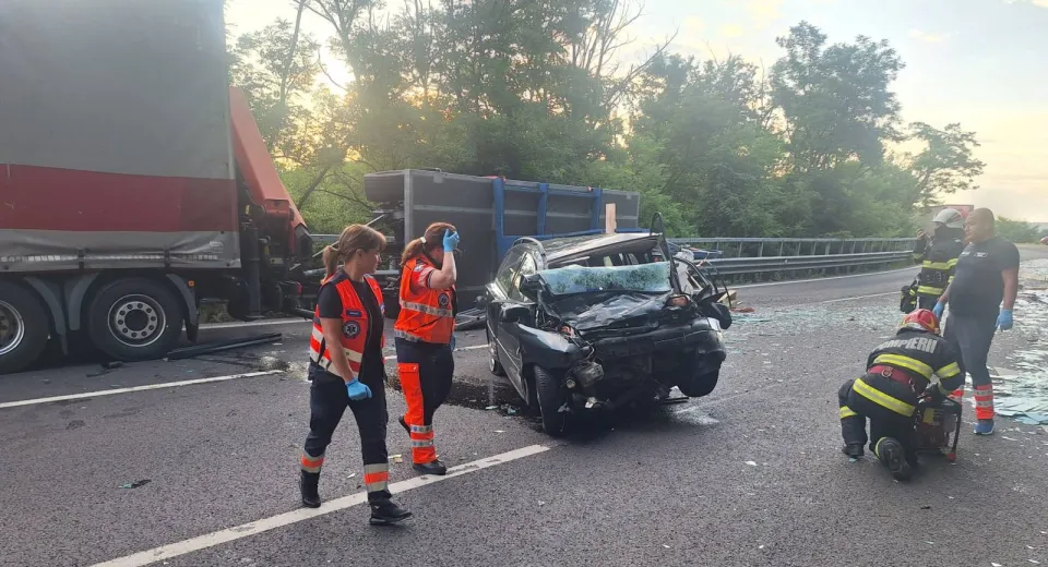 Foto Tragedie pe DN 7: Un bătrân de 85 de ani și-a pierdut viața într-un accident cu un TIR