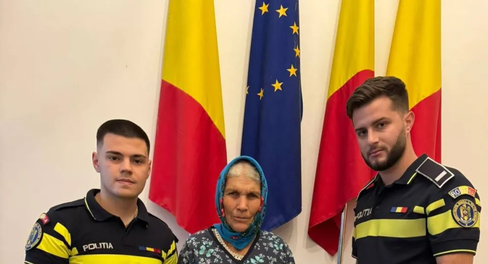 Foto Portofel cu 250 de lire sterline găsit pe o stradă din Băilești, restituit de polițiști unei femei de 74 de ani
