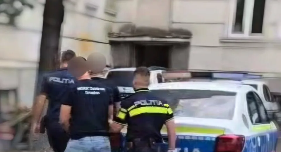 Foto Scandal în fața unui bar din  Amărăștii de Jos. Doi localnici reținuți pentru agresiune
