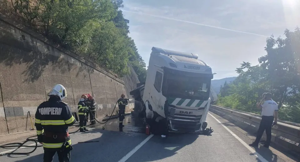 Foto Accident pe DN 6, la Orșova: Un autotren s-a răsturnat, combustibil ajuns în Dunăre