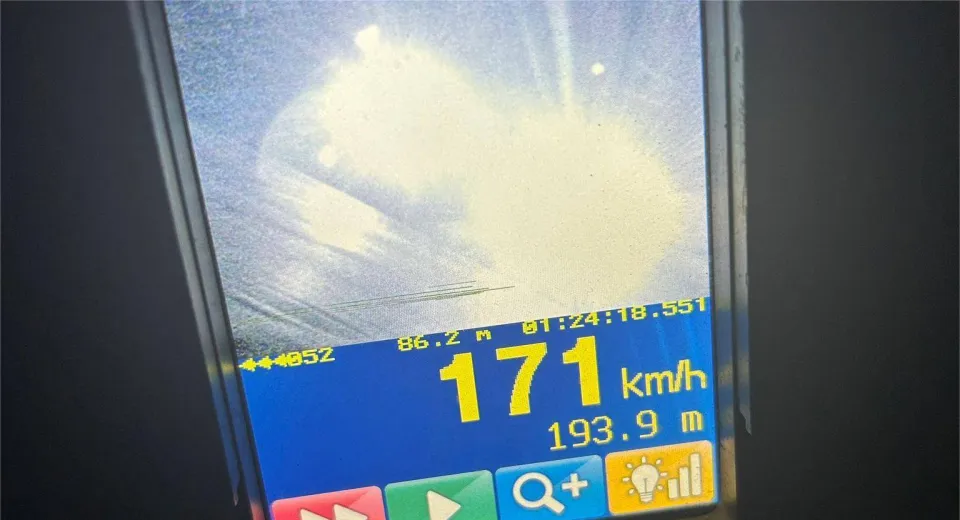 Foto Permis luat pe loc și amendă de 4.050 lei pentru un tânăr care zbura cu 171 km/h pe DJ 605 A