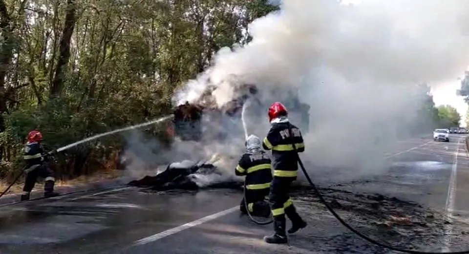Foto Incendiu la Calopăr. Baloți de paie arși în remorca unui tractor