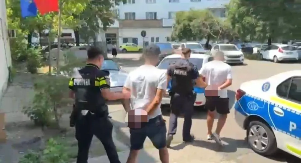 Foto  CRAIOVA: Reținuți pentru înșelăciune prin „șmen” 