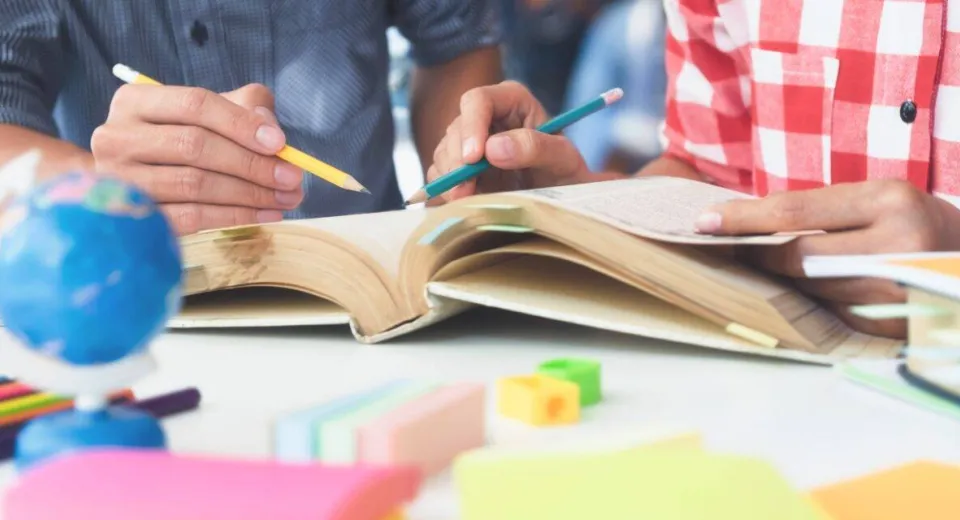Foto Programe școlare actualizate pentru liceu. Colaborare între profesori, universitari și Academia Română