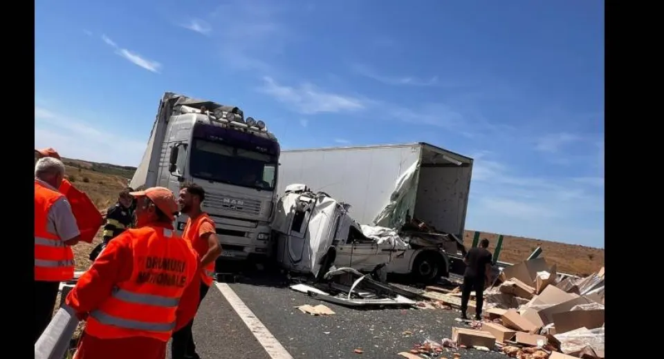 Foto Blocaj pe DEx12: Două autocamioane implicate într-un accident