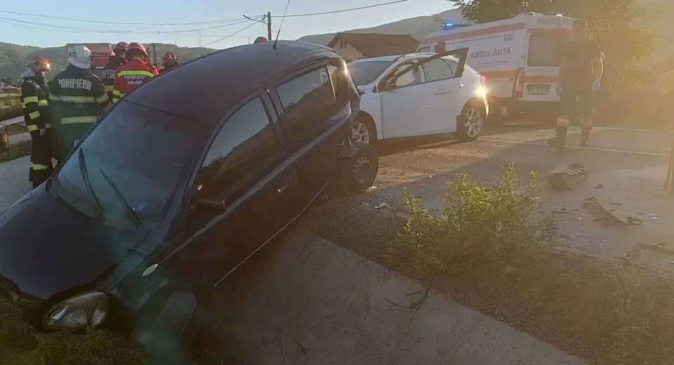 Foto Accident grav pe DN 7, la Bujoreni: Șapte răniți, copil în stop cardio-respirator