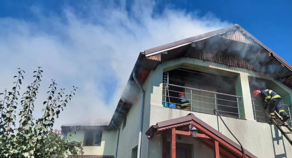 Foto Locuință și anexă gospodărească, afectate de flăcări în comuna Călărași