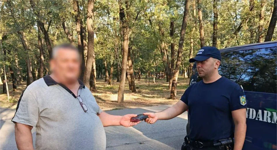 Foto Exemplu de responsabilitate: Portmoneu uitat pe o bancă, returnat proprietarului