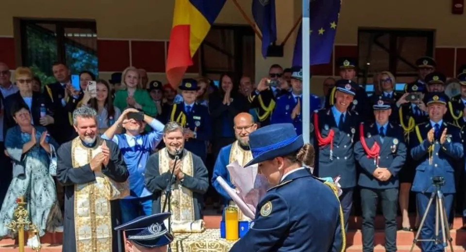 Foto VIDEO: Un polițist de la Secția 1 Craiova și-a cerut iubita în căsătorie la ceremonia jurământului