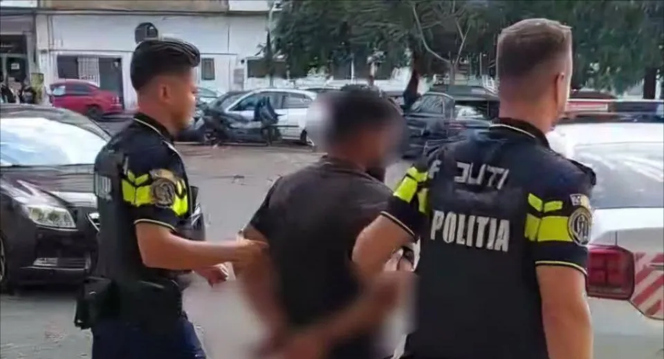 Foto Furt de 20.000 de lei din subsolul unui bloc din Craiova. Suspecții, prinși
