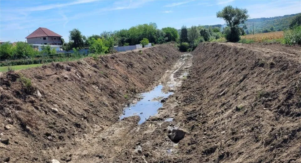 Foto Lucrări de decolmatare pe pârâul Jilț pentru protejarea locuitorilor din Bolboși