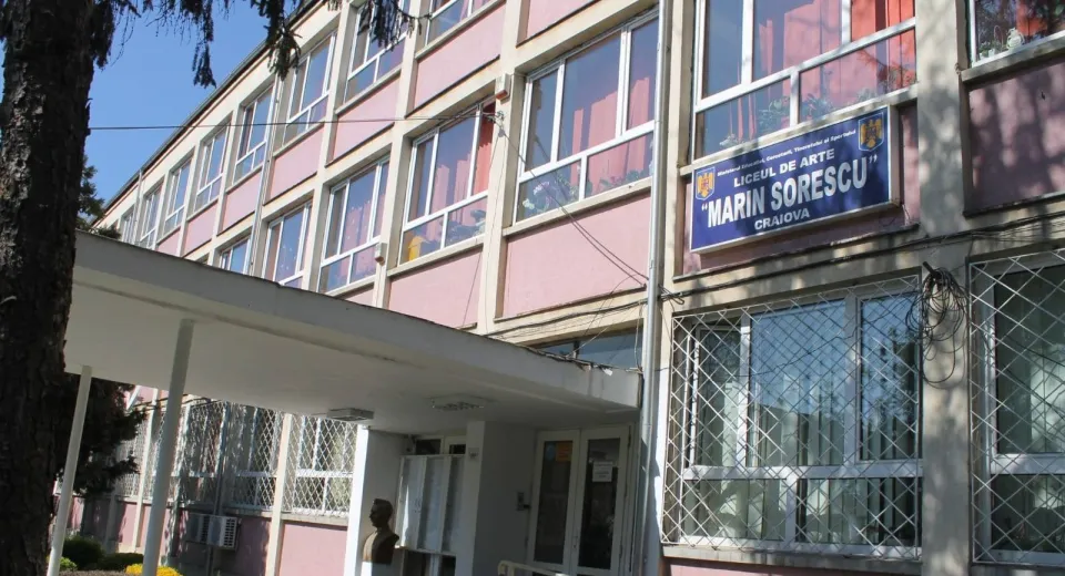 Foto Profesor reținut pentru viol