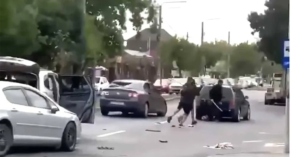 Foto VIDEO Un mort după o bătălie în plină stradă în Romanești