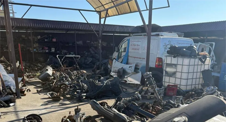 Foto Descoperire periculoasă la Bălești: Deșeuri toxice depozitate ilegal. Dosar penal și amendă aplicată 