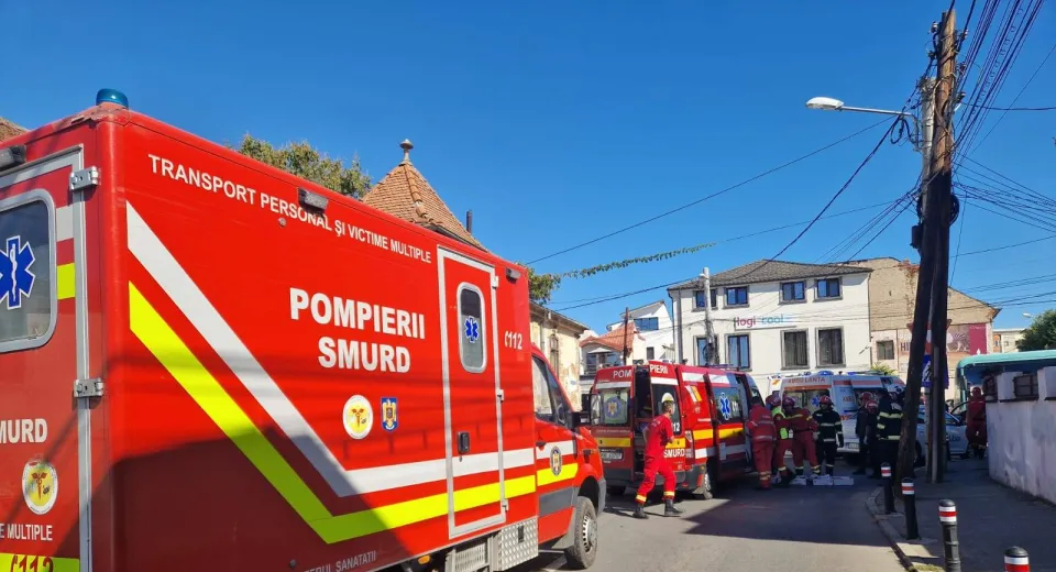 Foto Impact între un autoturism și un autobuz în Craiova. O persoană, grav rănită