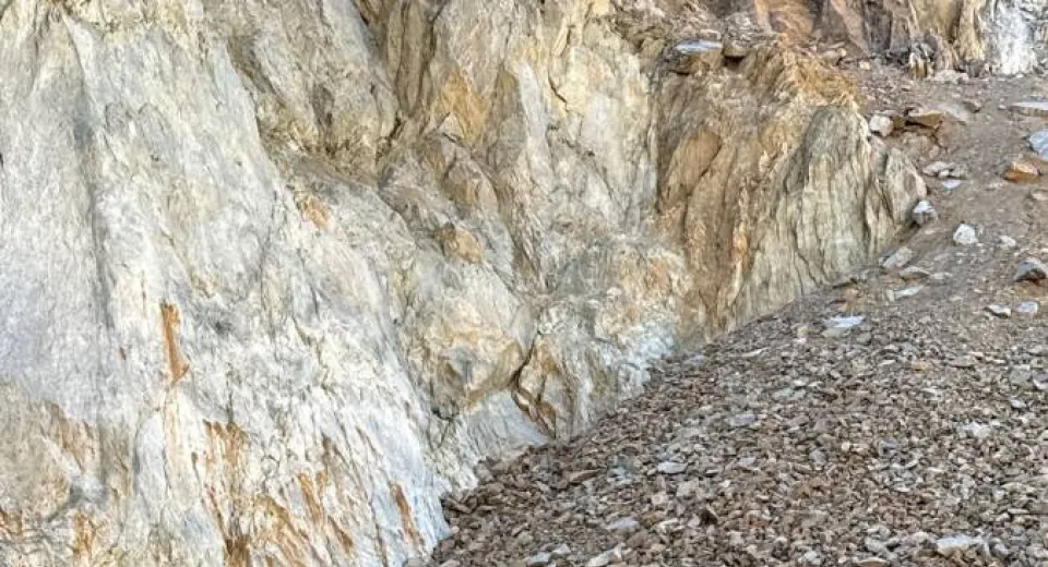 Foto Sancțiune de 35.000 lei pentru poluarea râului Porcu, în zona carierei Pleșa