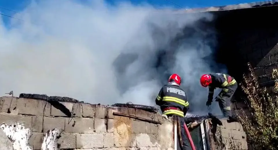 Foto Incendiu pe strada Caracal din Craiova: Două case sunt afectate 