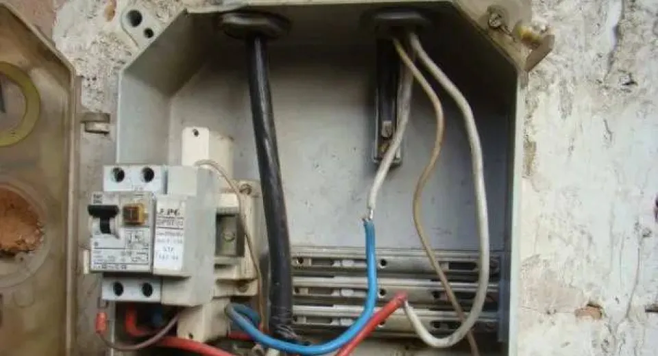 Foto Instalație clandestină de electricitate descoperită la Stejari. Proprietarul, cercetat penal