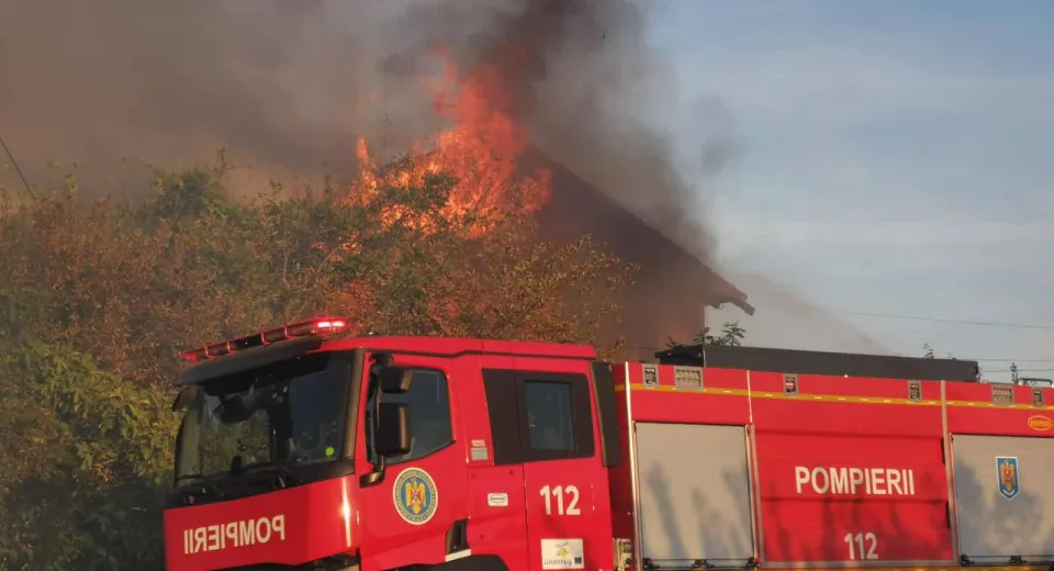 Foto Incendiu de vegetație, extins la un imobil de pe centura Craiovei