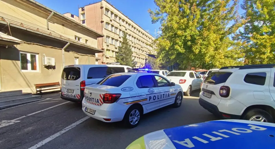 Foto Percheziții la liceu și locuințe din Mehedinți, după ce o diplomă falsă a fost depusă la universitate