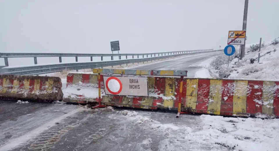 Foto Transalpina, din nou închisă: Strat de zăpadă pe carosabil