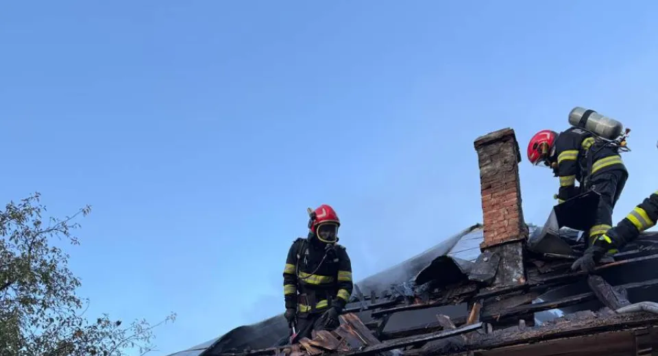 Foto O casă din Slătioara, mistuită de flăcări. Un bărbat a murit, altul este la spital