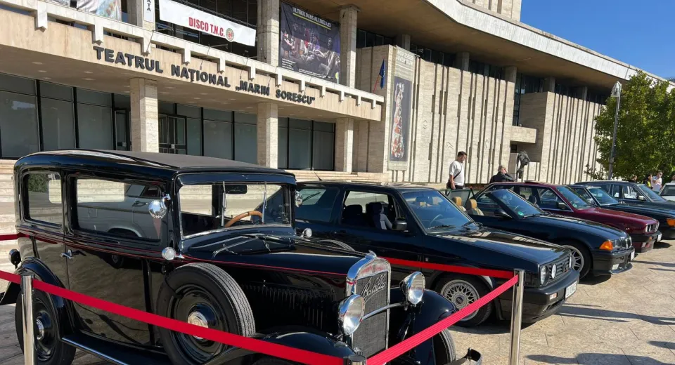 Foto Automobile istorice și pasiune autentică la Retroparada Toamnei din Craiova