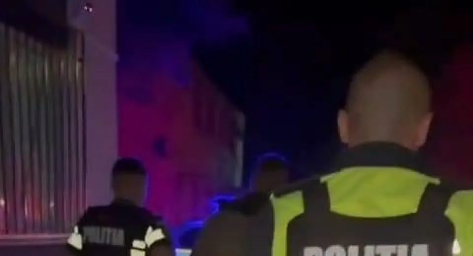 Foto Reținuti după ce au distrus bunuri pe terasa unui magazin din Fărcaș