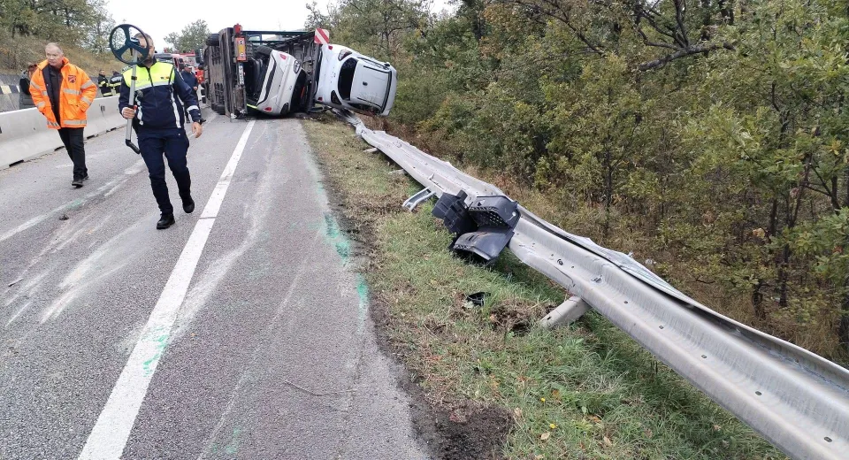 Foto TIR încărcat cu autoturisme răsturnat, pe un drum din Mehedinți 