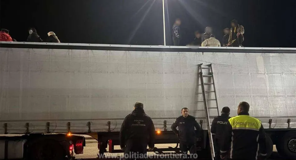 Foto 38 de migranți depistați ascunși într-un TIR la granița cu Bulgaria