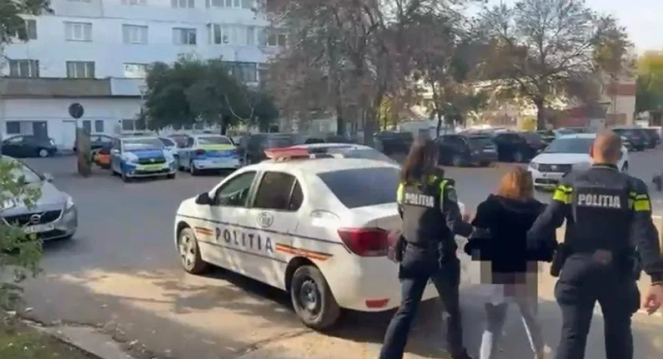 Foto Tânără din Craiova, reținută după ce ar fi păcălit un bărbat la vânzarea unui telefon mobil