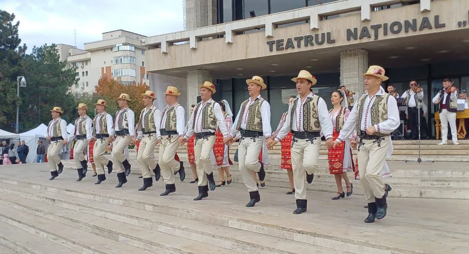 Foto Dansatorii Ansamblului de dans „Maria Tănase” din cadrul CJCA Dolj au încins atmosfera la Târgul Meșterilor Populari din Craiova
