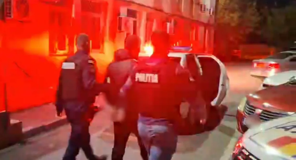 Foto CRAIOVA: Tânăr arestat preventiv, după ce a distrus bunuri într-o agenție bancară și a amenințat angajatele