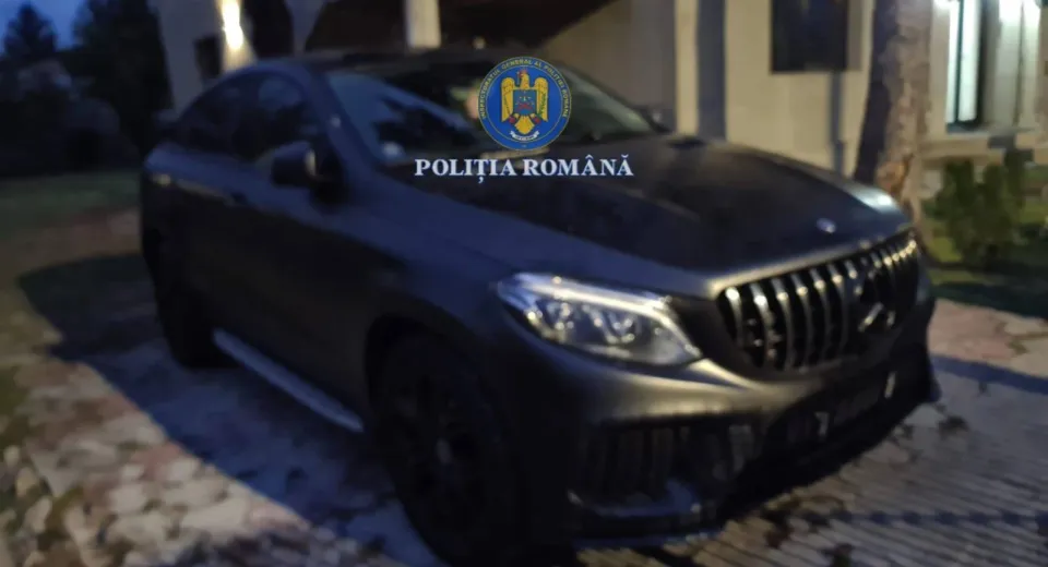 Foto Tineri reținuți după ce au furat un autoturism de lux de pe o stradă din Craiova 