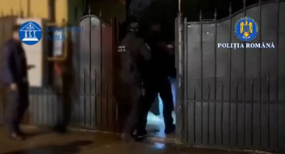Foto Transport alternativ de persoane, sub ancheta poliției. Patru percheziții în Dolj
