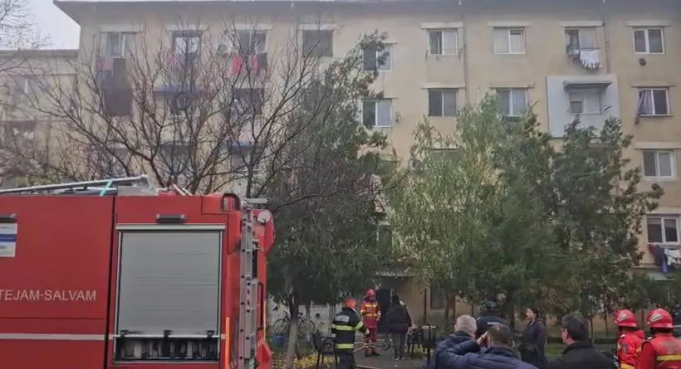 Foto Deflagrație într-un bloc din Balș. Două victime și intervenție de amploare a pompierilor
