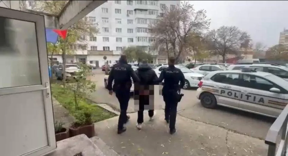 Foto DOLJ: A folosit o identitate falsă pentru două telefoane noi. A fost reținut