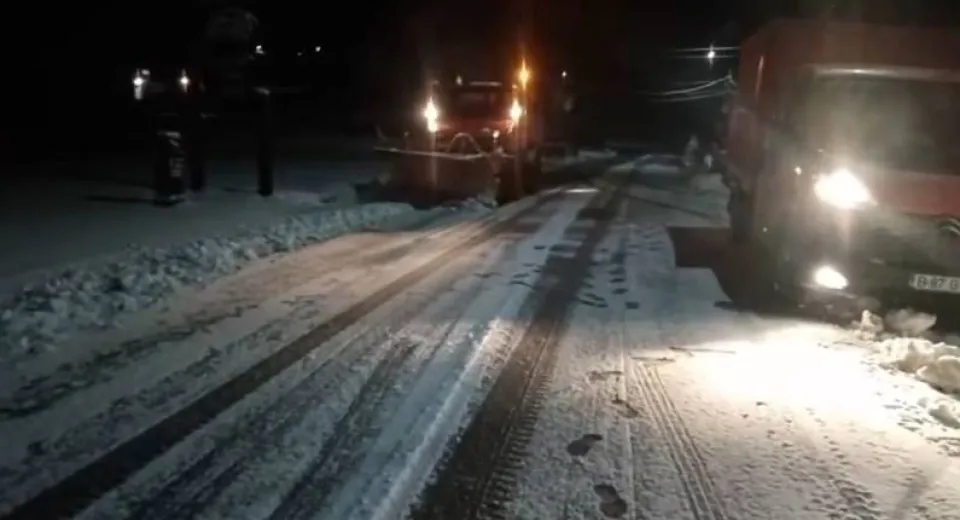 Foto Deszăpezire pe Transalpina. Trafic cu restricții pe Transalpina din cauza vremii severe