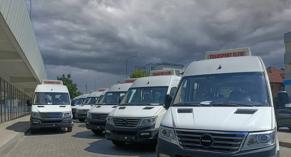 Foto Gorj: Cinci microbuze electrice noi pentru transportul elevilor