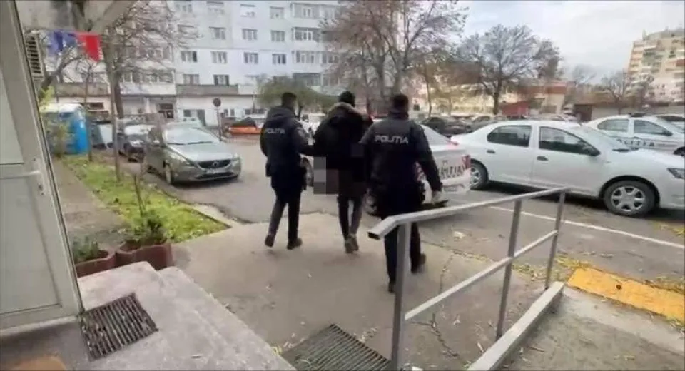 Foto DOLJ:Tânăr reținut pentru două furturi din magazine din Craiova