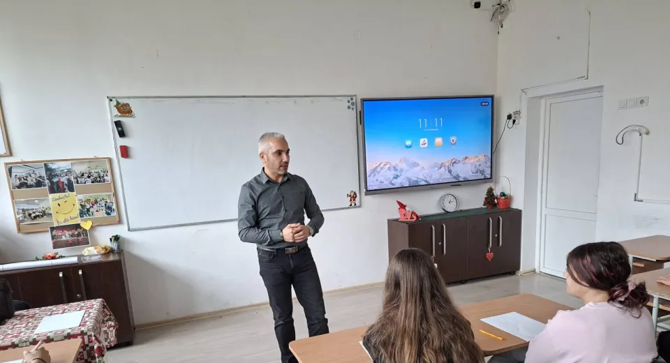 Foto Asociația Maxwell și Școala Mihai Viteazul din Craiova, dialog despre alegeri 