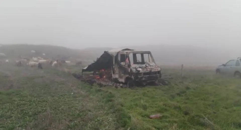Foto Autoutilitară incendiată pe islazul din Lipovu. Un bărbat a fost reținut de polițiști