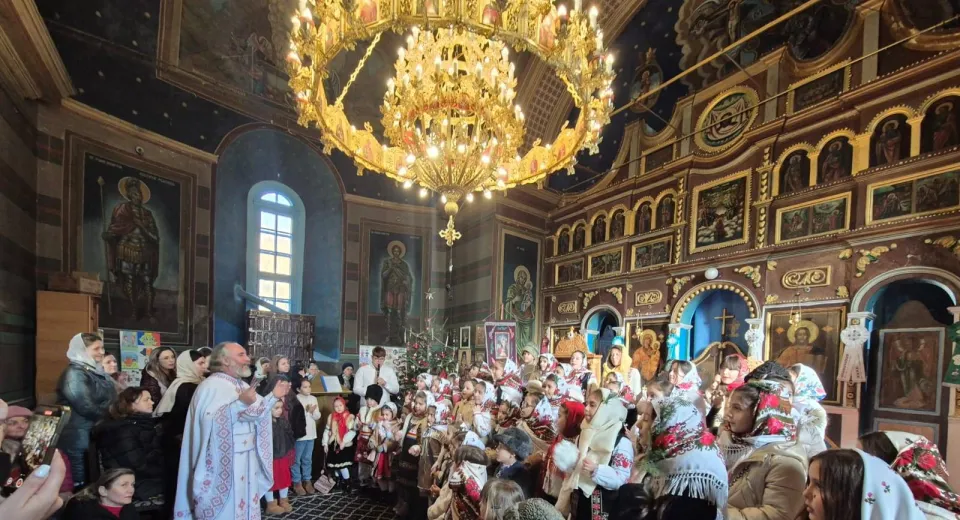 Foto Generațiile s-au întâlnit la colindat. Emoție și tradiție la Cârligei