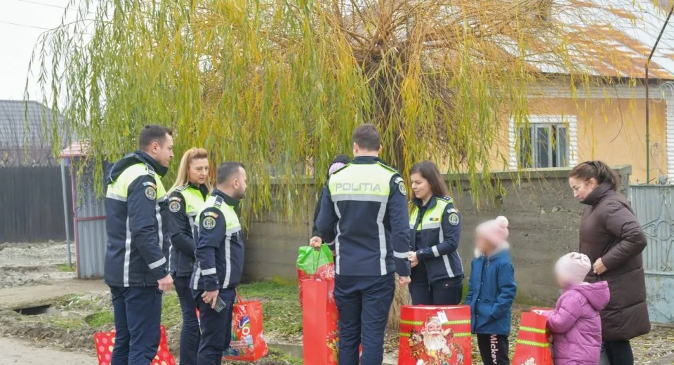 Foto Polițiștii din Olt, mesageri ai sărbătorilor pentru copiii care au nevoie