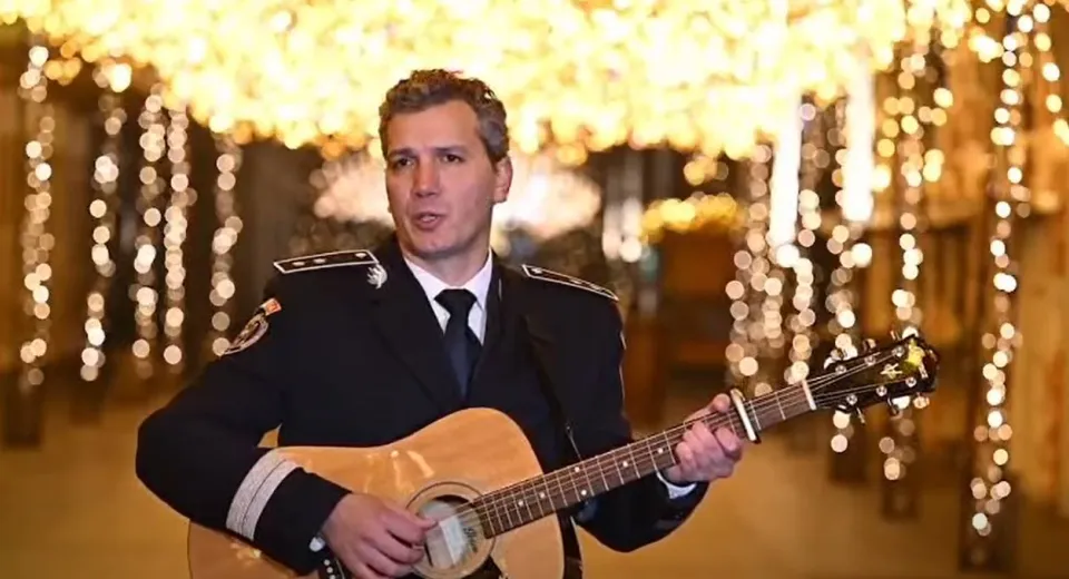 Foto Vocea care aduce liniște. Colindul unui polițist din Dolj 