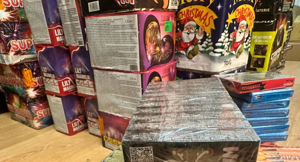 Foto Peste 6.100 de articole pirotehnice confiscate de jandarmi la Craiova