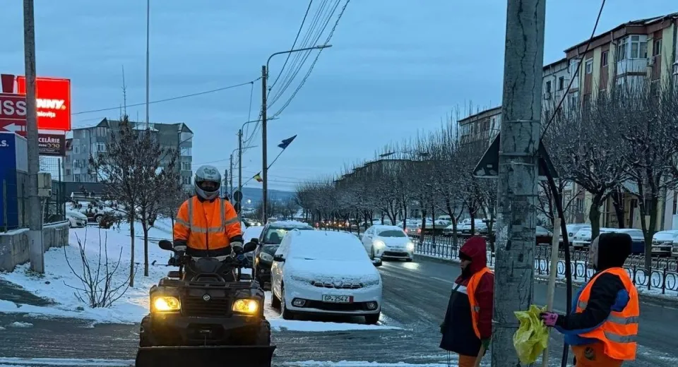 Foto Intervenții de noapte pentru deszăpezire și combaterea poleiului în Craiova