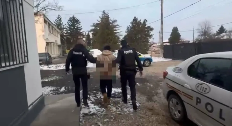 Foto Bărbat reținut la Șimnicu de Sus după ce și-a amenințat vecinii și a aruncat ulei pe mașină