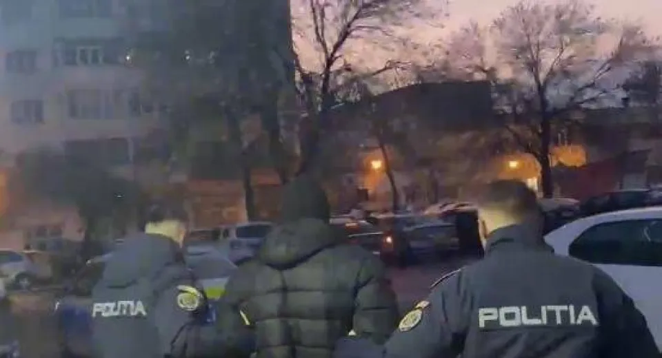 Foto Apel 112 din Sibiu, urmat de o reținere pentru violență în familie la Craiova