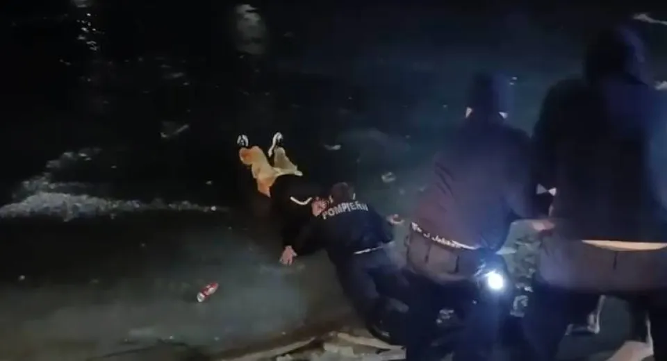 Foto Cursă contracronometru pe Jiu. Intervenție extremă pentru salvarea unui bărbat